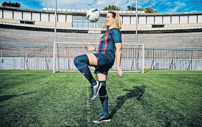  ?? Xavier Cervera ?? Maria Eugènia Gay es va posar aquesta setmana la samarreta del Barça, pantalons curts i botes, al camp de futbol 7 del Velòdrom de Barcelona