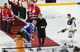  ?? / Roni Rekomaa
Foto: LeHtikuva ?? President Sauli Niinistö släppte pucken på isen inför matchen