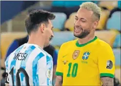  ??  ?? Messi y Neymar se saludan en la final de la Copa América.