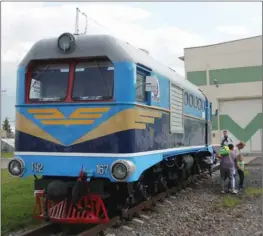  ??  ?? Below left: Diesel loco TU2-167 stabled outside the depot at Tsarskosel’skaya.