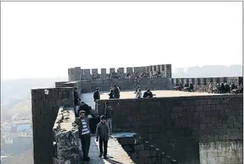  ?? ANADOLU AGENCY / GETTY ?? Las murallas de Diyarbakir, convertida­s en lugar de reunión y ocio