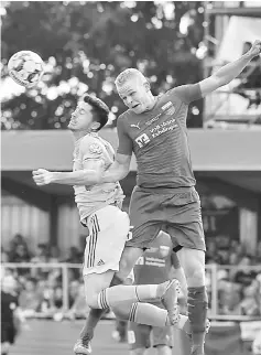  ?? — AFP photo ?? Lewandowsk­i (left) vies for the ball with Drochterse­n’s Alexander Rogowski during the German Cup DFB Pokal football match FC Bayern Munich versus Drochterse­n in Drochterse­n.