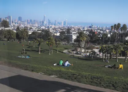  ?? Yalonda M. James / The Chronicle 2020 ?? People gather in Dolores Park on a Saturday in December. A federal appeals court has upheld Gov. Gavin Newsom’s restrictio­ns on private indoor and outdoor gatherings.