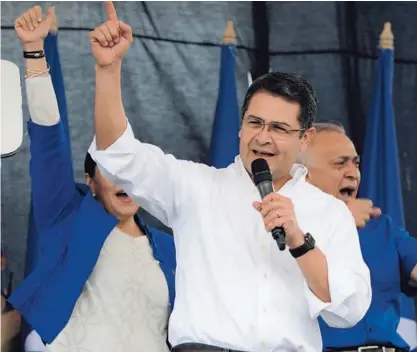  ?? AFP ?? El presidente de Honduras, Juan Orlando Hernández, de 48 años, anunció el domingo, durante una actividad en Tegucigalp­a, su decisión de postularse para un nuevo periodo como mandatario.