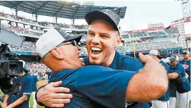  ?? FOTO: AP ?? El abrazo del mánager Brian Snitker (i) y Freddie Freeman