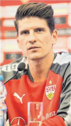  ?? FOTO: DPA ?? Vier Trainer in einem Jahr: Mario Gomez darf sich wundern.