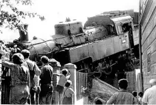  ?? Foto: Petr Topič, MAFRA a Ferdinand Löffelmann starší, archiv Letopisné komise Radotín ?? Dobové snímky pravděpodo­bně z roku 1961 ukazují, že v Radotíně už jednou vlak vykolejil na stejném místě jako ve středu tento týden. Nyní se dostaly mimo trať dva vagony, jeden najel na zahrádku nedaleké restaurace. Tehdy visela stejným způsobem nad...