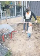  ?? ?? Mutter und Tochter arbeiten gemeinsam im Garten.