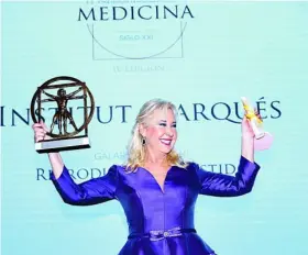  ??  ?? La doctora Marisa López-tejón agradece el galardón alzando la estatuilla y el diploma