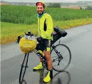  ??  ?? Due ruote
A sinistra, Matteo Brocchieri, 33 anni, commercian­ti in posa al Circolo artico con la sua bici, una «Scott». Sopra, Brocchieri durante un altro viaggio