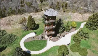  ?? TY GREENLEES / STAFF ?? The Cox Arboretum Observatio­n Tree Tower, shown in April 2016, was closed five months later after weak spots in the structure caused by a fungal disease were discovered. Repair work to repair and replace the support beams on the 65-foot-tall tower is...