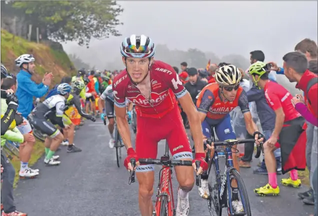  ??  ?? AL ATAQUE. Zakarin y Nibali, dos contendien­tes por el podio de Madrid, se lanzaron al ataque en cuanto vieron flaquear a Froome y Kelderman.