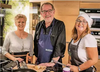  ?? FOTOS: ANDREAS ENDERMANN ?? Die drei Finalisten: Ulrike Torscheit (l.), Karl-Heinz Bovenschen und Claudia Boudnik hatten knapp anderthalb Stunden Zeit, das Rezept zu kochen, mit dem sie sich beworben hatten.