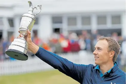  ?? REUTERS ?? Es mía. El estadounid­ense Jordan Spieth mira el tradiciona­l trofeo Claret Jug del Abierto Británico.