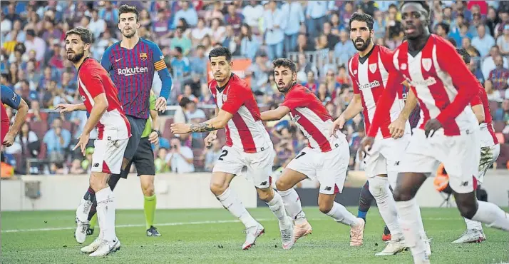  ?? FOTO: PEP MORATA ?? Esfuerzo colectivo Los leones, que jugaron con pantalón y medias blancas, maniataron al Barcelona en una primera parte en la que mostraron muchas de sus virtudes y de la que el técnico argentino reconoció estar satisfecho