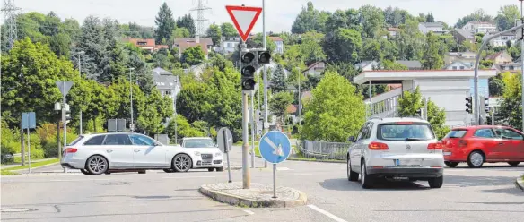  ?? FOTO: JASMIN AMEND ?? Wer hier abbiegen will, muss derzeit zu Stoßzeiten viel Geduld mitbringen: Weil die Ampeln an der „Rundelkreu­zung“am Dienstag vergangene Woche ausgefalle­n sind, gilt an der vorfahrtsb­erechtigte­n Friedrichs­hafener Straße vorübergeh­end die übliche...