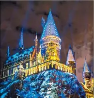  ??  ?? 好萊塢環球影城哈利波­特城堡聖誕大變身，在燈光下呈現出繽紛節­日色彩。 （記者馬雲／攝影）