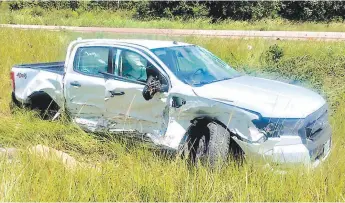  ?? FOTOS: EL HERALDO ?? El vehículo pick-up en el que se conducían el obispo de Danlí, José Antonio Canales, y su conductor dio cuatro vueltas y se salió de la carretera, quedando destruido.