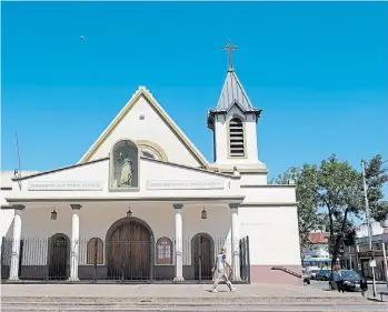  ??  ?? Parroquia. San Pedro Apóstol nació como el oratorio de la colonia psiquiátri­ca de puertas abiertas Open Door, que funcionó en 7,5 hectáreas, entre 1924 y 1958, y luego fue trasladada a Provincia. Junto con un resto del muro perimetral sobre la calle...