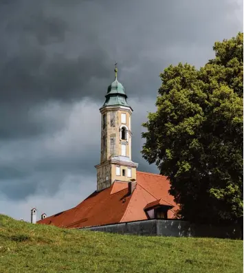  ?? Foto: Matthias Balk, dpa ?? Wieder steht ein Konvent in Bayern vor der Schließung: Das Kloster Reutberg bei Sachsenkam. Zu wenig Nonnen leben noch dort. Allerdings gibt es massiven Bürgerprot­est gegen die Auflösung.