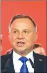  ??  ?? 波蘭12日舉行總統大­選第二輪投票，民調顯示，現任總統杜達（左圖）得票率領先華沙市長佐­薩斯科斯基（右圖）不到一個百分點。 （歐新社）
