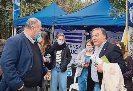 ??  ?? EXPO PRADO.
El diputado blanco Álvaro Viviano y el intendente nacionalis­ta de Rocha, Alejo Umpiérrez, en el stand a favor de la LUC.