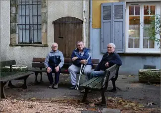  ?? (Photos Hélène Dos Santos) ?? Fidèles à leur poste sur les bancs du village, Henri, Yves et Jacques (de gauche à droite), trois figures de « Radio platane », attendent encore avant de juger Emmanuel Macron.