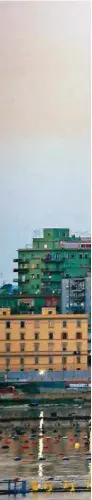  ??  ?? Una vista della sezione centrale dell’Ilva di Taranto, con le ciminiere e il fumo sopra il quartiere Tamburi, quello più sottoposto all’inquinamen­to