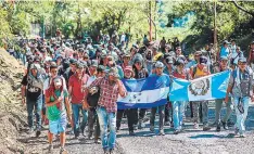  ??  ?? A pesar de las amenazas hechas públicas por el presidente de Estados Unidos, Donald Trump, la caravana sigue su ruta.