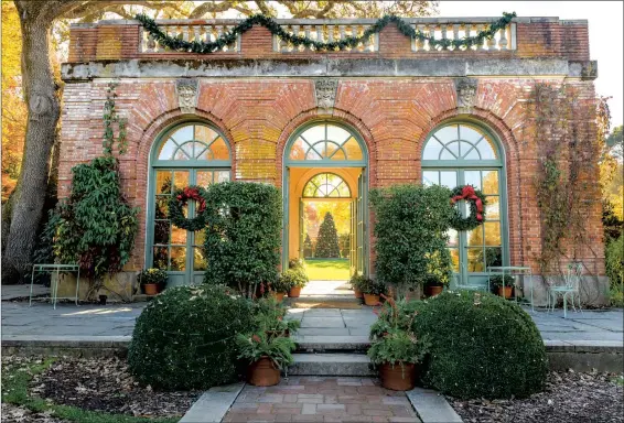  ?? ?? The Garden House dressed up and aglow with winter sun and sparkling lights. Photo Courtesy of Jeff Bartee Photograph­y