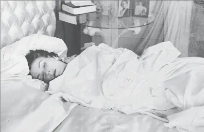  ??  ?? Miroslava, actriz y diva mexicana de origen checoslova­co, cuando fue hallada muerta en su cama, en 1955, en una imagen de Adrián Devars ■ Foto cortesía del Museo del Estanquill­o