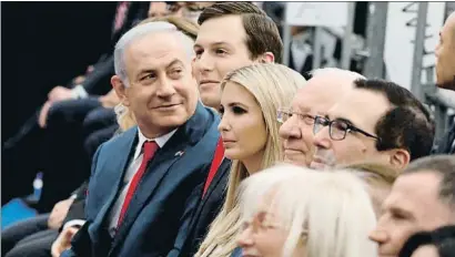  ?? MENAHEM KAHANA / AFP ?? El premier israelí, Beniamin Netanyahu, con Ivanka Trump y su marido, en la ceremonia de inauguraci­ón