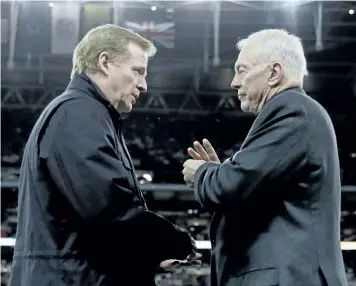  ?? THE ASSOCIATED PRESS FILES ?? NFL commission­er Roger Goodell, left, and Dallas Cowboys owner Jerry Jones talk at an NFL in this file photo. Jones is now impeding Goodell’s contract extension.