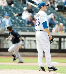  ??  ?? Matt Harvey, de los Mets, luce preocupado luego de permitirle un jonrón a Kurt Suzuki, de los Bravos durante el choque de ayer.