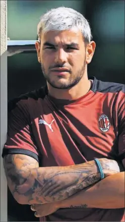  ??  ?? Theo Hernández posa tras un entrenamie­nto con el Milan.