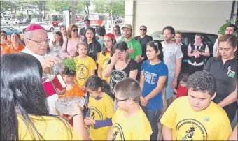  ??  ?? Monseñor Edmundo Valenzuela bendijo ayer el inicio de la “Colecta Nacional de Alimentos” en un supermerca­do de la capital. La jornada fue calificada como “exitosa”.