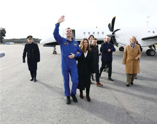  ?? BILDER: STEFAN JERREVÅNG ?? Astronaute­n Marcus Wandt anländer till Bromma flygplats.