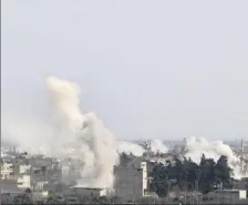  ?? (Photo AFP) ?? Le quartier de la Ghouta, dans les faubourgs de Damas, était , hier, une nouvelle fois la cible d’intenses bombardeme­nts du régime syrien.