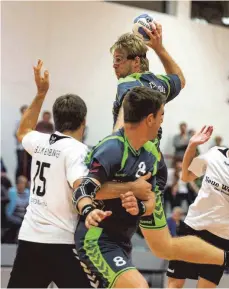  ?? FOTO: CHRISTIAN FLEMMING ?? Daniel Wagner (am Ball) besiegt mit dem TSV Lindau die Mannschaft aus Ulm-Wiblingen.