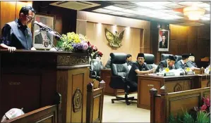  ?? BOY SLAMET/JAWA POS ?? LEGISLASI: Fraksi-fraksi di DPRD menyampaik­an pandangan umum atas RAPBD 2017 di sidang paripurna.