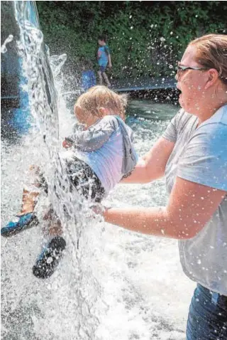  ?? // AFP ?? Una mujer refresca a su hijo en Lytton (Canadá), ante el calor extremo