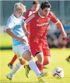  ?? FOTO: VOLKER STROHMAIER ?? Diesen Zweikampf könnte es am Samstag wieder geben: Dann steht erneut das Lokalderby zwischen Reinstette­n (rechts Konstantin­os Athanasiad­is) und Gutenzell (hier Matthias Wiest) an.