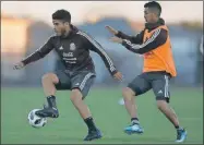  ??  ?? Jonathan dos Santos controla el balón ante Elías Hernández, ayer