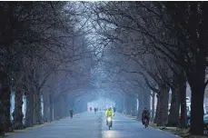  ?? FOTO: JULIAN STRATENSCH­ULTE/DPA ?? Gut sehen und sichtbar sein: So auffällig kommen Radfahreri­nnen und Radfahrer besser durch die dunkle Jahreszeit.