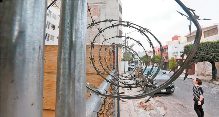  ??  ?? Recienteme­nte fue demolido este predio de la colonia Paseos de Taxqueña, sus habitantes piden celeridad a las autoridade­s.