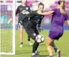  ?? STEPHEN M. DOWELL/STAFF FILE ?? Goalkeeper Ashlyn Harris says when players are in sync the offense will be “unstoppabl­e.”