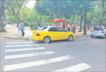  ??  ?? Taxistas usan el espacio que quieren, incluso infringien­do reglas como en Estrella e Independen­cia Nacional.