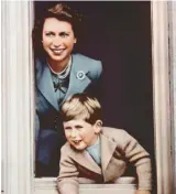  ?? ?? 26歲 1952年伊麗莎白公­主與長子查理(2022年9月剛繼任­新王的查理三世)在蘇格蘭的巴爾拉堡看­著窗外。 (Getty Images)