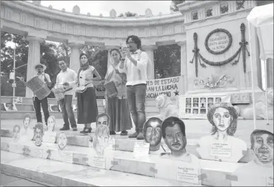  ??  ?? Representa­ntes de las organizaci­ones que integran la Campaña Nacional contra la Desaparici­ón Forzada en México realizaron ayer un acto político-cultural en el Hemiciclo a Juárez, donde dijeron que este delito está enmarcado en una grave y múltiple...