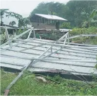  ?? ?? MUSNAH: Keadaan rumah pasangan warga emas yang musnah selepas dilanda angin kencang di sini.